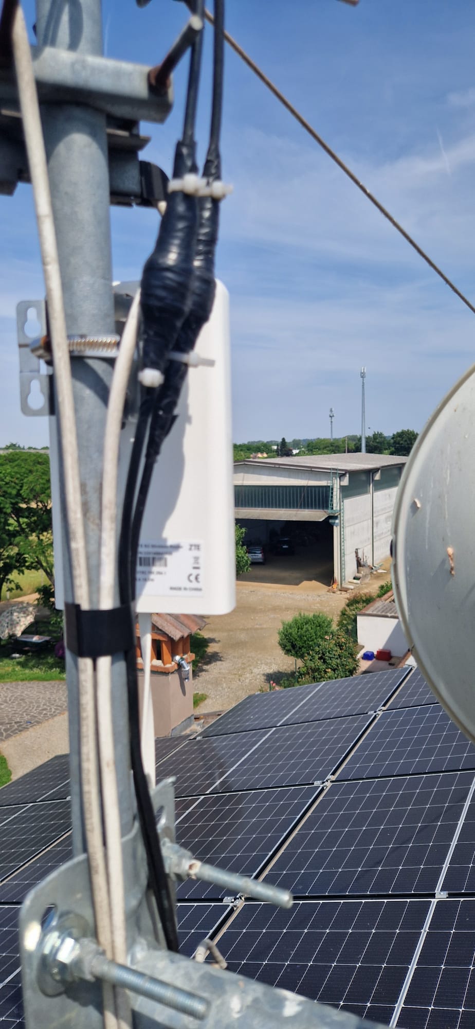 Antenna 5G sul tetto per collegamento di internet a casa